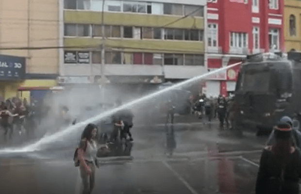 Chile. Nuevamente fuertes cargas represivas en Plaza de la Dignidad / Cientos de jóvenes no retroceden frente a la violencia policial (videos)