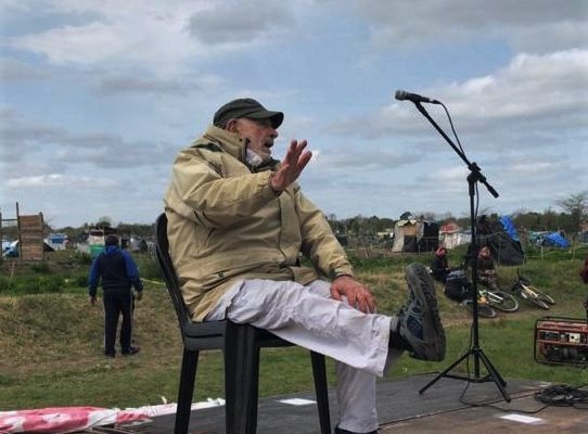 Argentina. Norman Briski en la recuperación de tierras de Guernica según la visión de la TV Pública