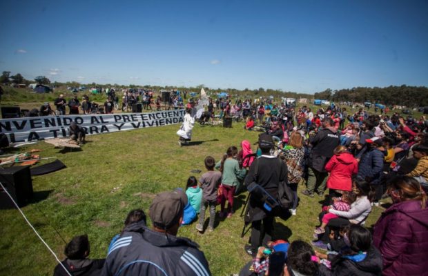 Argentina. Fotoreportaje de la función solidaria de títeres con la recuperación de tierras de Guernica