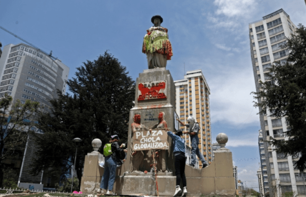 Bolivia. Feministas intervinieron la estatua de Isabel la Católica