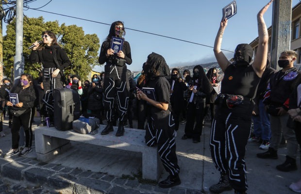 Chile. Lastesis realizan «conjuro» y «funeral» de la Constitución de 1980 a orillas del mar de Valparaíso (fotos)