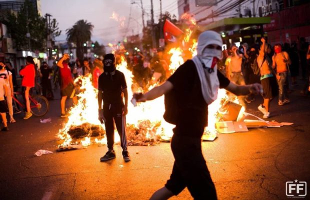 Chile. Fuertes protestas en el barrio Puente Alto: los pobladores hicieron retroceder a Carabineros y militares (fotos+videos)
