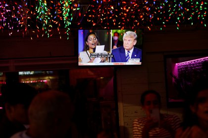 El evento del ayuntamiento del presidente de los Estados Unidos, Donald Trump, se ve en un monitor de televisión en el restaurante Luv Child antes de las elecciones en Tampa, Florida. REUTERS/Octavio Jones