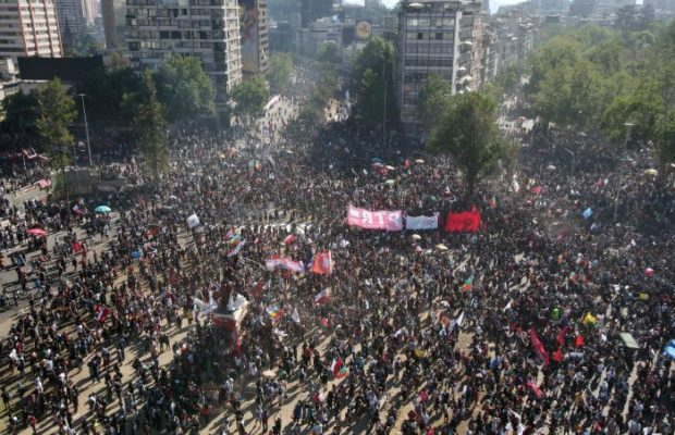 Chile. 18-O: Una multitud se concentra en La Plaza Dignidad [en directo desde Galeria Cima]