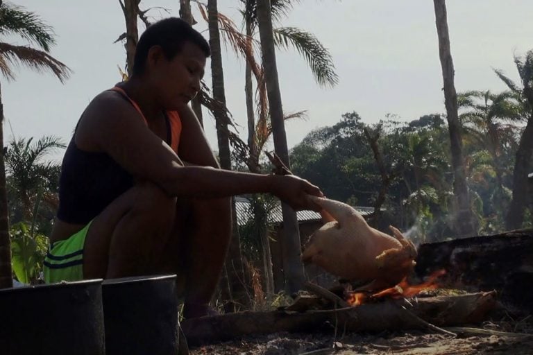 En la comunidad Nukak Maku, muchas veces deben repartir una gallina entre más de 70 personas. Foto: Alberto Castaño.