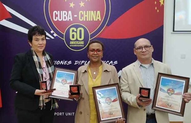 Cuba. Médicxs reciben distinción 60 aniversario de relaciones con China
