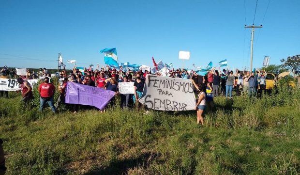Argentina. En Santa Elena, se movilizaron a favor del Proyecto Artigas, contra los Etchevehere y la oligarquía/ Los ruralistas anuncian que fumigarán el campo que reclaman