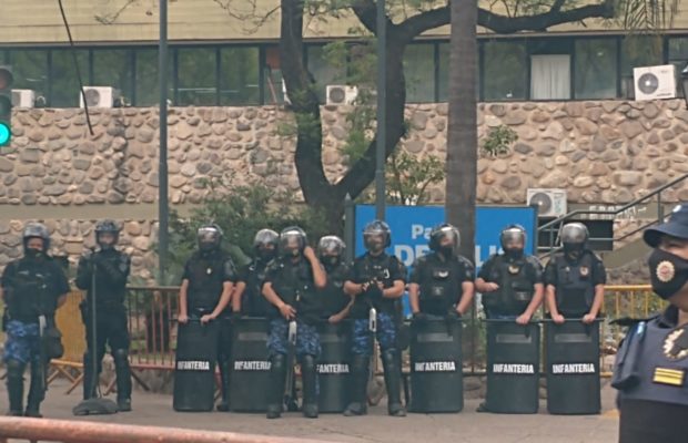 Argentina. Violencia y represión a trabajadorxs municipales, hay detenidxs (fotos y videos)