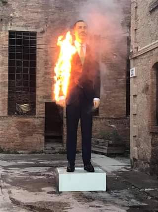 La imagen puede contener: 1 persona, de pie y fuego