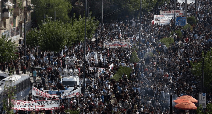 Grecia: Antifascistas celebran en las calles la decisión judicial contra «Amanecer Dorado» (vídeo)