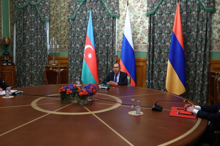 Al final del encuentro trilateral entre los jefes de diplomacia en Armenia, Azerbaiyán y Rusia, el viernes por la noche, Serguei Lavrov anunció que el alto el fuego