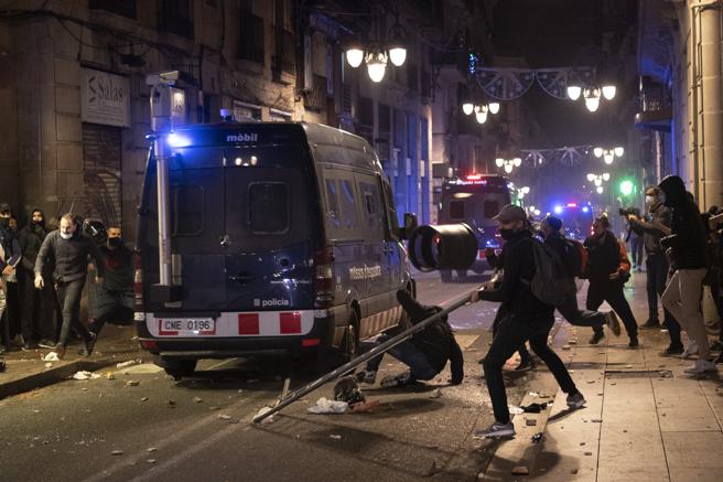 Las unidades de la Brimo de los Mossos se abren paso entre los manifestantes de la extrema derecha en barcelona