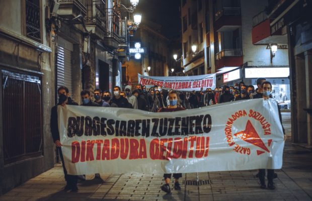 Euskal Herria. Una multitud juvenil de la GKS se manifestó en las calles para repudiar «la dictadura directa de la burguesía» / Reivindican «una organización comunista»