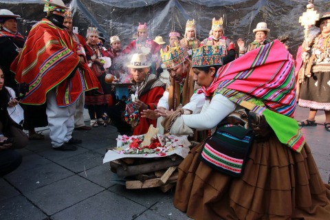 Bolivia. Las organizaciones sociales desfilan, bailan y festejan la vuelta al Gobierno (videos)