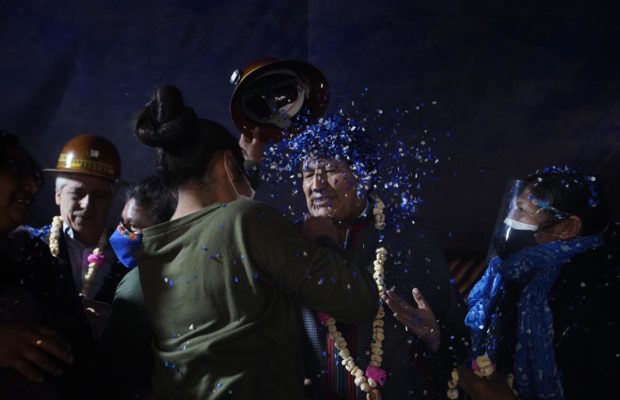 Bolivia. Evo sigue internándose en su tierra añorada, aclamado por multitudes