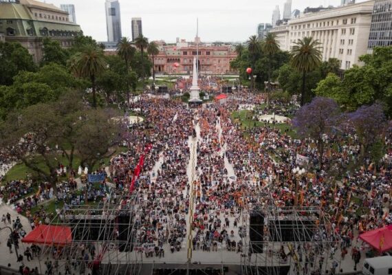 Argentina. Decenas de miles de manifestantes en Plaza de Mayo en acto del Partido Obrero contra el FMI y el ajuste