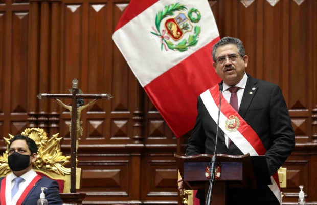 Perú. Renunció Manuel Merino:  «Nada justifica que una legítima protesta deba desencadenar la muerte»