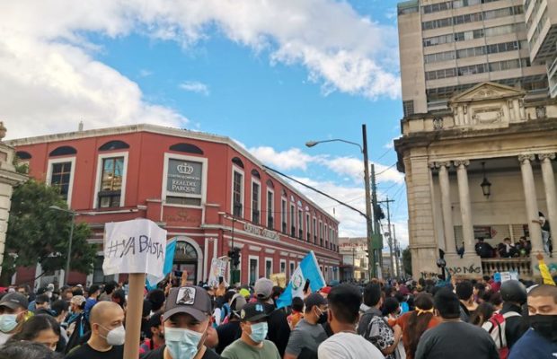 Guatemala. Gigantesca manifestación frente al Palacio Nacional de protesta contra el Gobierno // También ocupan e incendian el Congreso