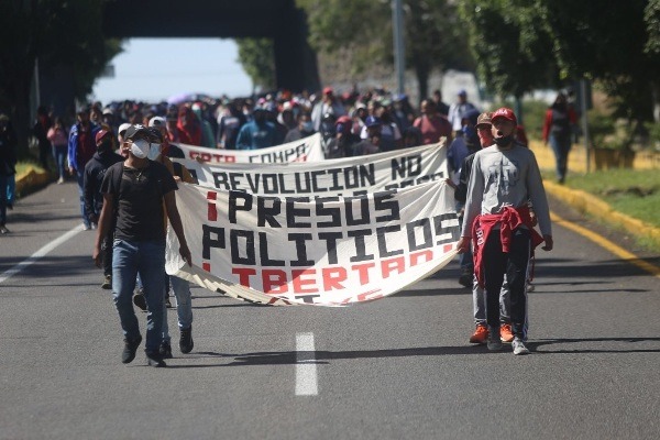 México. Normalistas incendian dos vehículos en Michoacán