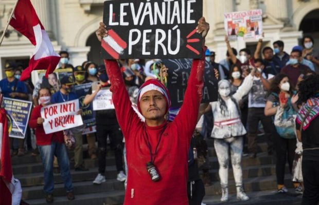 Nuestramérica. En Perú y Guatemala devoraron la honestidad