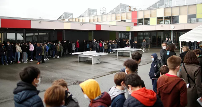Un colegio francés guarda un minuto de silencio en memoria de profesor asesinado