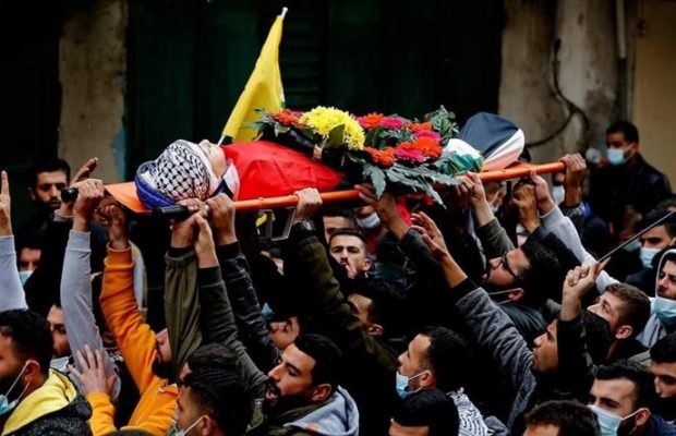 Palestina.  Funeral del niño Abu Alya: «Nos despedimos de nuestros hijos frente al árbol de Navidad»