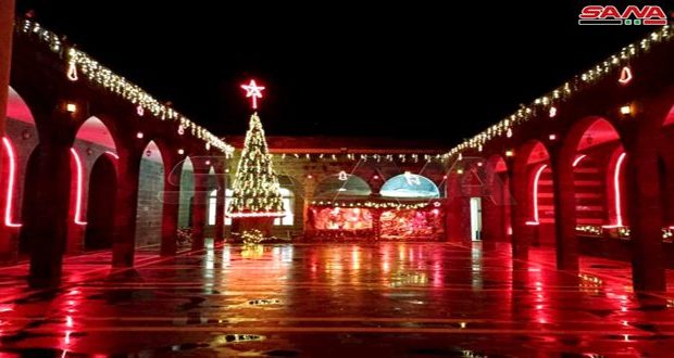Siria. La voluntad de vida de los sirios es más fuerte que todos los desafíos… iluminado el árbol de Navidad en Khabab