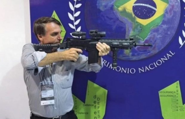 Brasil. En una nueva decisión militarista, Bolsonaro elimina impuestos de importación de pistolas