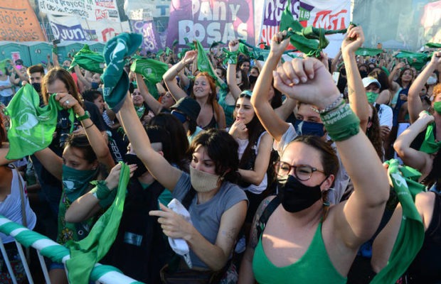 Argentina. Día y noche la marea verde no aflojó la calle y espera que a primeras horas de este viernes se apruebe la ley de aborto seguro, legal y gratuito (fotos y videos)
