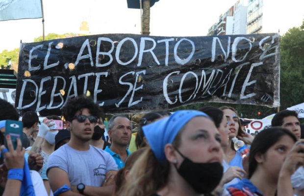 Argentina. Manifestantes celestes: «al aborto no se lo debate, se lo combate» / Olor a incienso, a sacristía y a ultraderecha