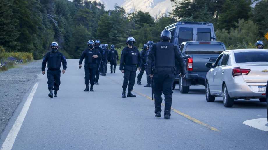 Alrededor de 100 agentes de la Policía Federal desembarcaron en Villa Mascardi pasadas las 7. Foto: Alfredo Leiva