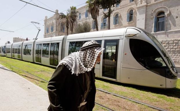 Palestina. Cinco activistas israelíes detenidos en una protesta contra el tranvía de Jerusalén ocupada que construye CAF