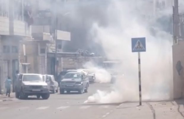 Palestina.  Fuerzas israelíes disparan granadas de gas lacrimógeno dentro de una escuela de Cisjordania asfixiando a estudiantes y profesores