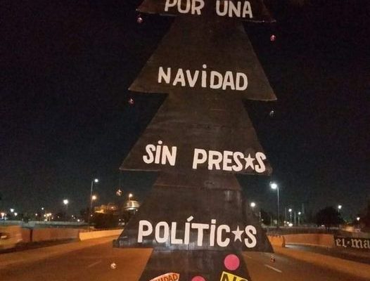 Chile. Nuevas protestas exigiendo la libertad de los y las presas politicas, con su consabida represión por parte de los carabineros