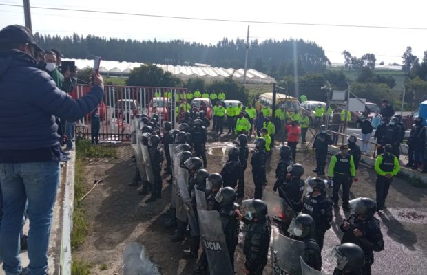 Ecuador. Denuncian fuerte represión policial contra los trabajadores de una empresa  en Navidad (Fotos+video)