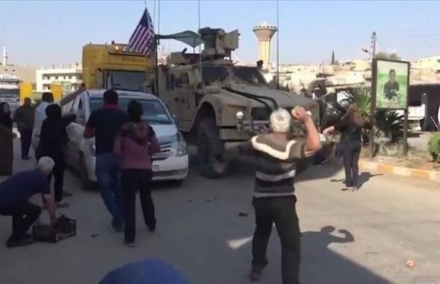 Siria. Residentes sirios lanzan piedras contra patrulla estadounidense en Hasaka