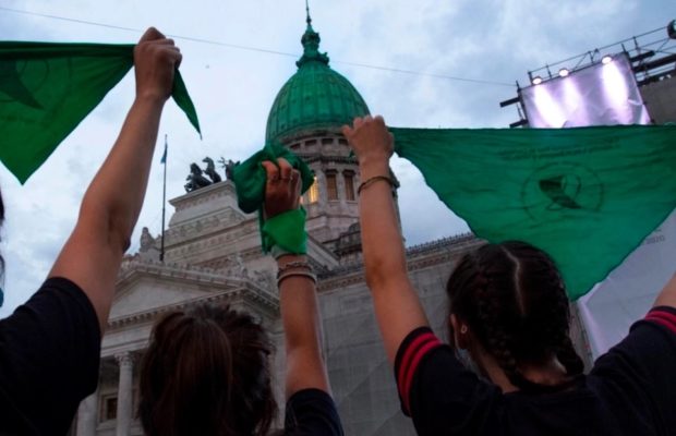 Argentina. En una jornada histórica, el Senado sancionó la legalización del aborto por 38 votos a favor y 29 en contra // Festejos y emoción en las calles