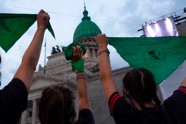 Argentina: En una jornada histórica, el Senado sancionó la legalización del aborto por 38 votos a favor y 29 en contra // Festejos y emoción en las calles