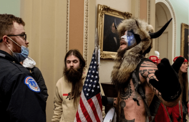 Estados Unidos. Quién es Jake Angelini, el seguidor de Trump que irrumpió en el Capitolio vestido con pieles y cuernos