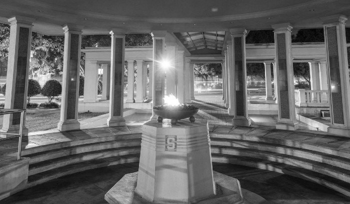 El monumento a los Mártires del 9 de Enero, ubicado en la Plaza del Centro de Capacitación Ascanio Arosemena, antigua Escuela Secundaria de Balboa, cuenta con 21 columnas con placas que llevan los nombres de los 21 mártires. Foto: Cortesía.