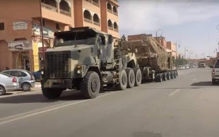 Sáhara Occidental. Tras el ataque, el ejército marroquí comienza a escoltar los convoyes que cruzan El Guerguerat hacia Mauritania.