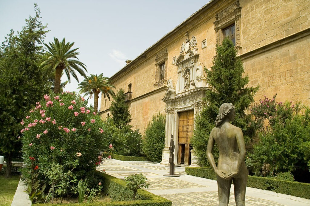 Denuncian que el Centro Mediterráneo de la Universidad de Granada imparte cursos "de religión católica"