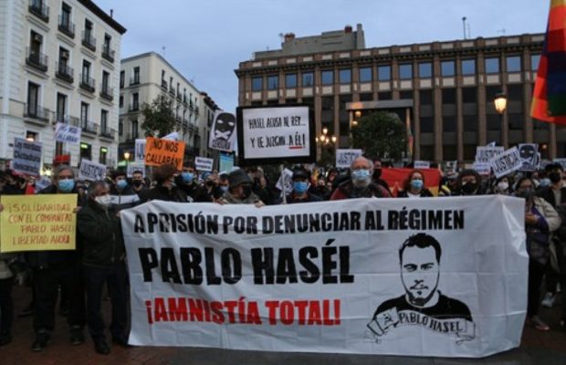 Cultura. Almodóvar, Serrat, Bardem y otros 200 artistas del Estado español apoyan a Pablo Hasel y piden su libertad ante su entrada en prisión