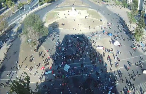 Chile. Una jornada caliente de repudio a los asesinos de uniforme y a su jefe Piñera: miles de jóvenes en las calles enfrentando a la represión (videos)