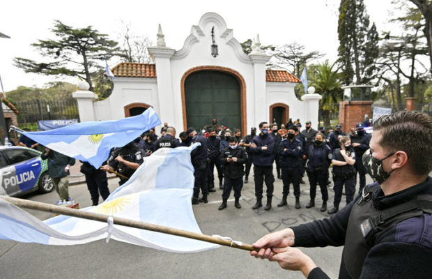 Argentina. La Provincia sacó de servicio a 400 policías bonaerenses que participaron de las protestas el año pasado / Los uniformados anuncian una movilización de protesta este miércoles