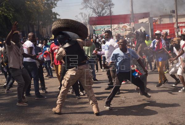 La oposición haitiana reúne una multitud contra Moise en una marcha con violencia