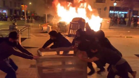 Segunda noche consecutiva de disturbios en las protestas por Pablo Hasél
