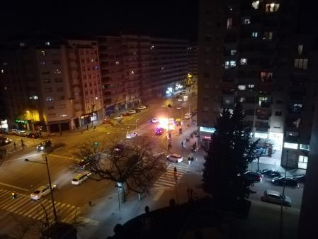 Un grupo de manifestantes queman contenedores cerca de la cárcel de Ponent de Lleida, donde está encarcelado Pablo Hasél