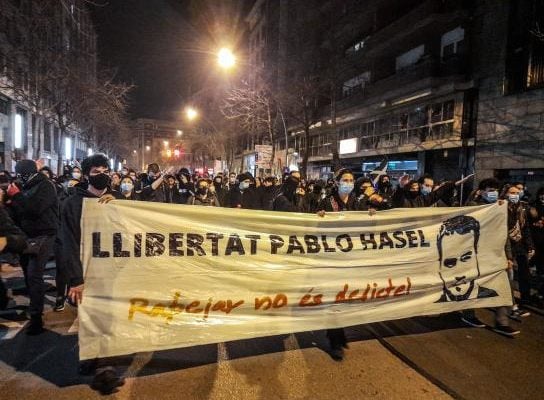 Catalunya. La protesta por la detención de Pablo Hasél sigue firme // Cuarta noche de manifestaciones e incidentes
