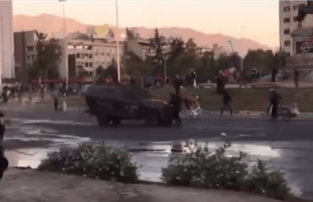 Chile. Violenta represión en Plaza de la Dignidad: Un manifestante atropellado por vehículo policial y una joven profesora perdió un ojo por una bala de goma